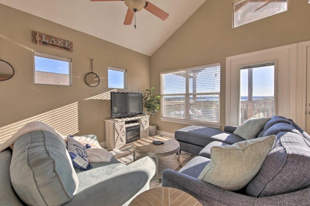House with Outdoor Oasis Less Than 3 Miles from Canyon Lake! Image 10